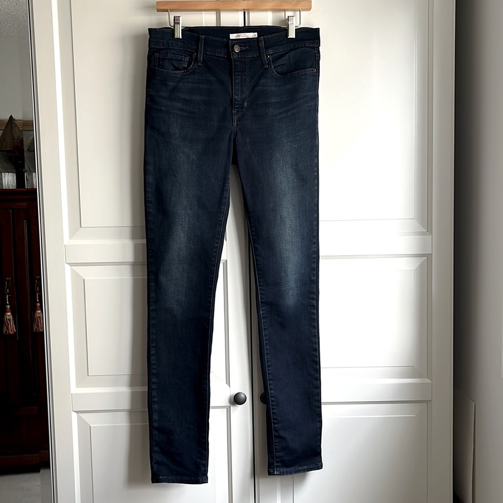 Levi’s Slimming skinny jeans. Size W29 L32